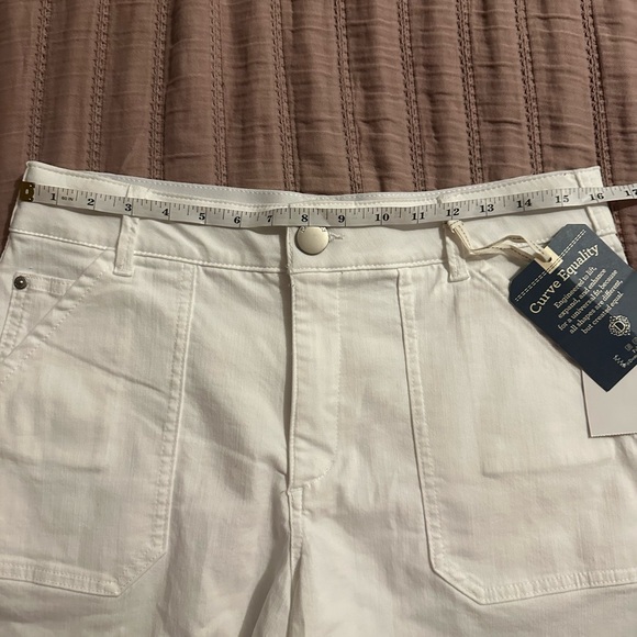Democracy "Ab"solution High Rise Shorts in white. NWT - Picture 4 of 9